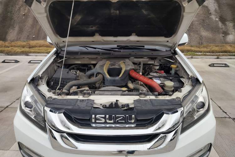 Used Isuzu mu-X 2017 2.5T Two-Wheel Drive Automatic Luxury Edition 5 Seats Engine Bay