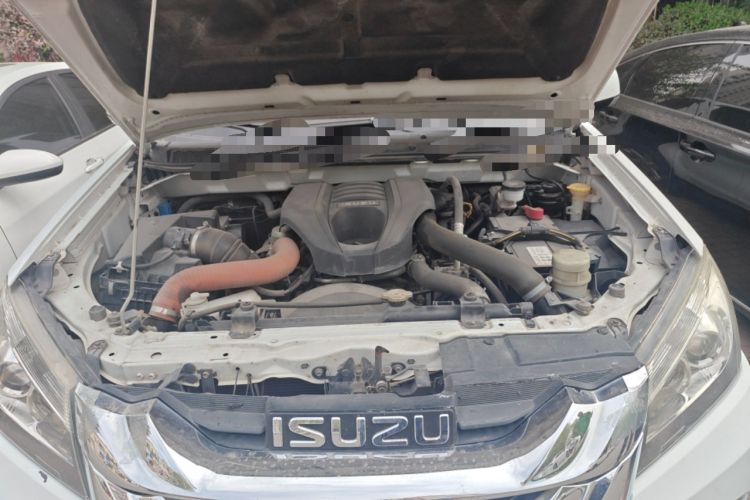 Used Isuzu mu-X 2017 3.0T Four-Wheel Drive Automatic Luxury 7-Seater China V Emission Standard Engine Bay