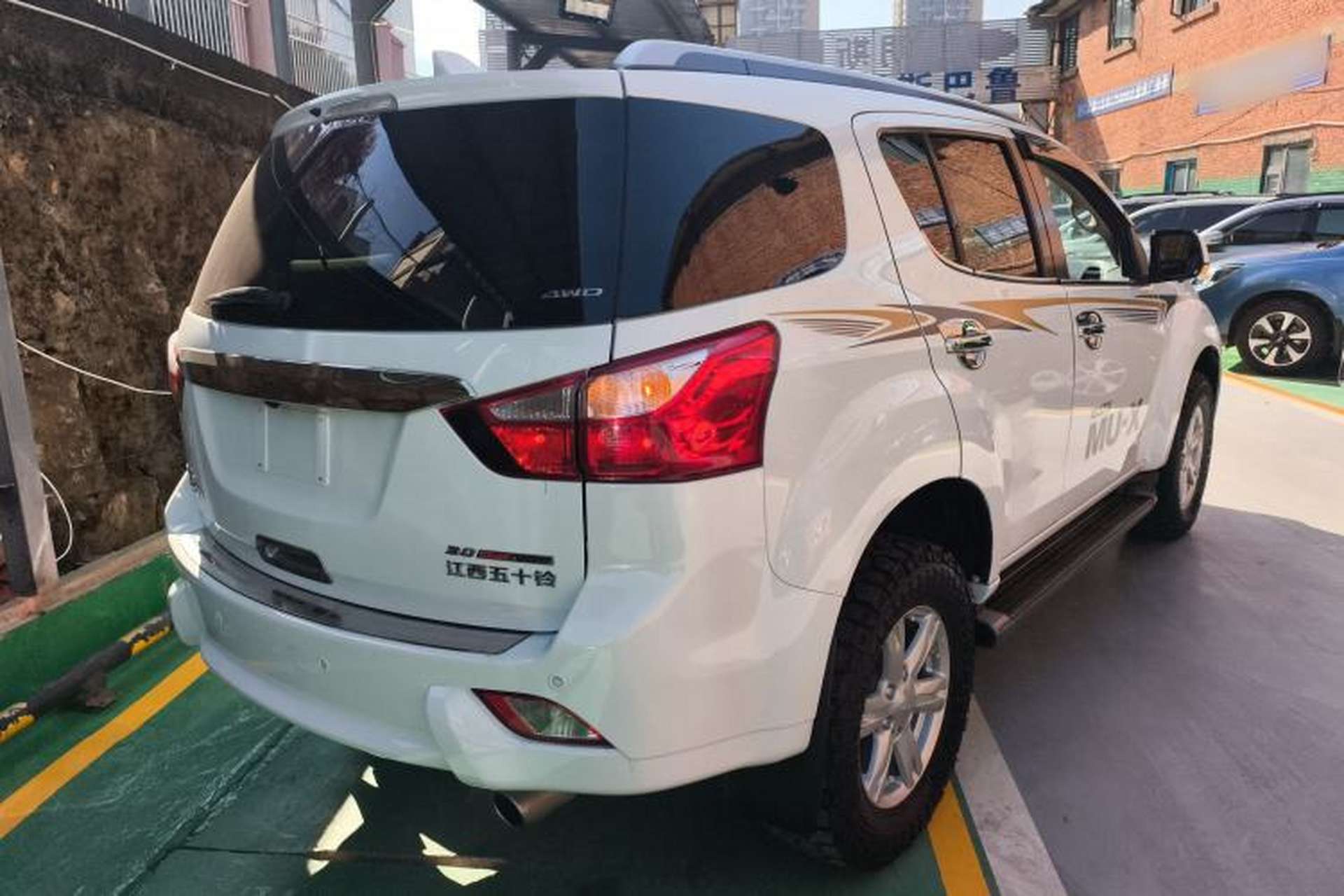 Used Isuzu mu-X 2017 3.0T Four-Wheel Drive Automatic Luxury 7-Seater China IV Standard Exterior 5