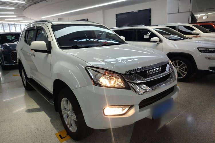Used Isuzu mu-X 2017 2.5T Four-Wheel Drive Automatic Luxury 7-Seater Front Right 45 Deg