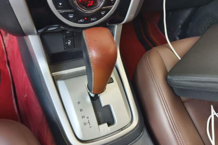 Used Isuzu mu-X 2017 2.5T Two-Wheel Drive Automatic Luxury Edition 5 Seats Gear Lever