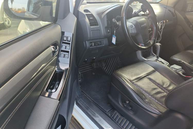 Used Isuzu mu-X 2017 3.0T Four-Wheel Drive Automatic Luxury 7-Seater China IV Standard Interior 3