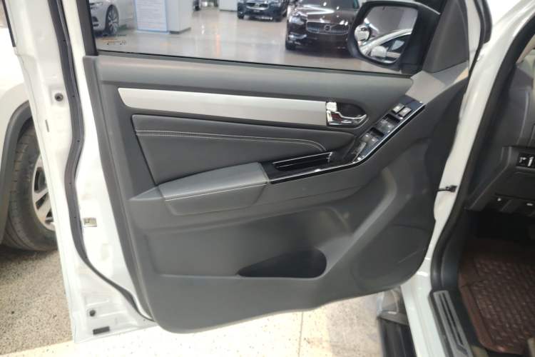 Used Isuzu mu-X 2017 2.5T Four-Wheel Drive Automatic Luxury 7-Seater Left Front Door Interior
