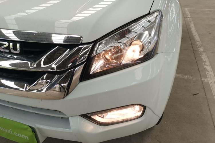 Used Isuzu mu-X 2017 2.5T Two-Wheel Drive Automatic Comfort Touring Version 7 Seats Left Front Headlight