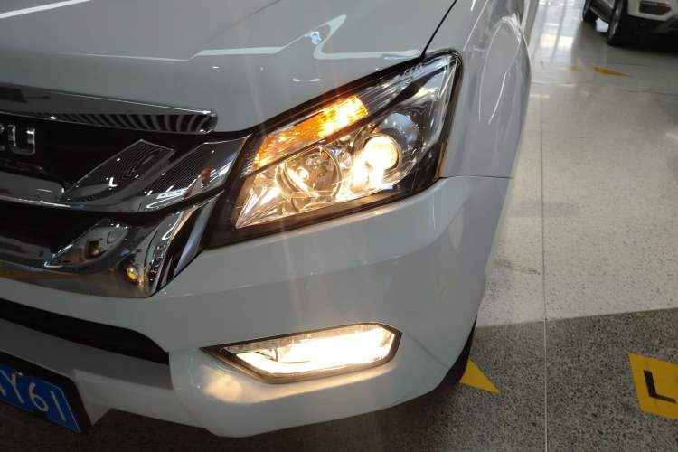 Used Isuzu mu-X 2017 2.5T Four-Wheel Drive Automatic Luxury 7-Seater Left Front Headlight