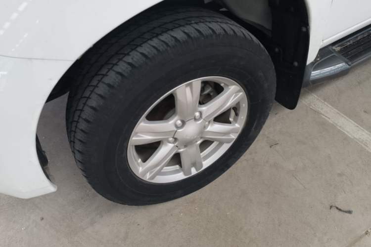 Used Isuzu mu-X 2017 2.5T Two-Wheel Drive Automatic Comfort Touring Version 7 Seats Left Front Wheel Hub