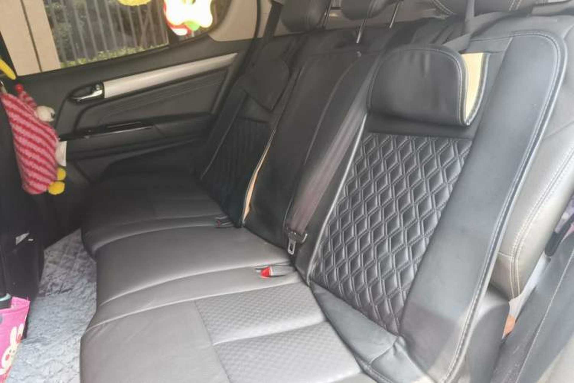 Used Isuzu mu-X 2017 2.5T Two-Wheel Drive Automatic Luxury Edition 5 Seats Left Rear Seat