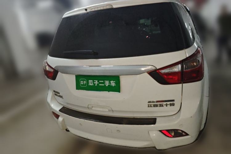 Used Isuzu mu-X 2017 2.5T Two-Wheel Drive Automatic Comfort Touring Version 7 Seats Rear