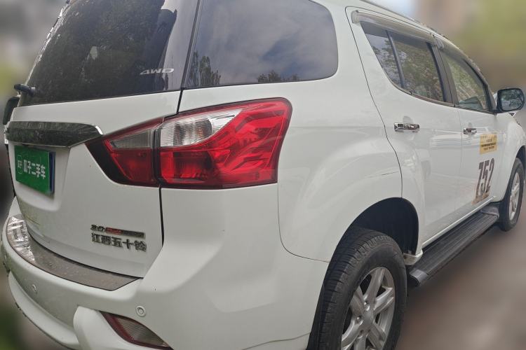 Used Isuzu mu-X 2017 3.0T Four-Wheel Drive Automatic Luxury 7-Seater China V Emission Standard Rear Right 45 Deg