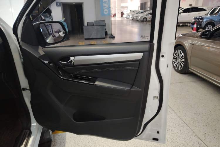 Used Isuzu mu-X 2017 2.5T Four-Wheel Drive Automatic Luxury 7-Seater Right Front Door Interior