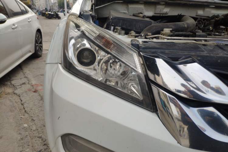 Used Isuzu mu-X 2017 3.0T Four-Wheel Drive Automatic Luxury 7-Seater China IV Standard Right Front Headlight