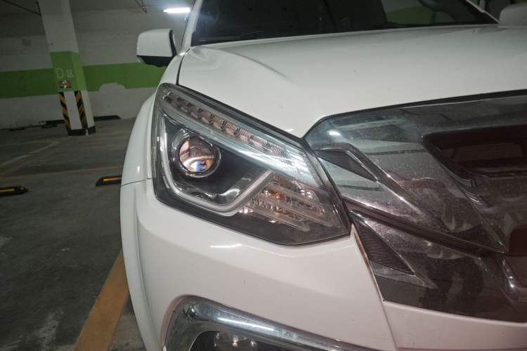 Used Isuzu mu-X 2017 3.0T Four-Wheel Drive Automatic Luxury Edition 5 Seats China V Emission Standard Right Front Headlight