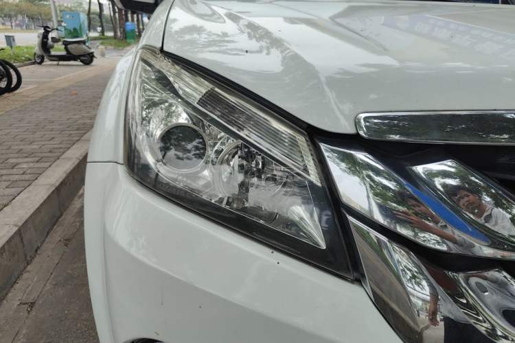 Used Isuzu mu-X 2017 3.0T Two-Wheel Drive Automatic Comfort Edition 7 Seats China V Emission Standard Right Front Headlight