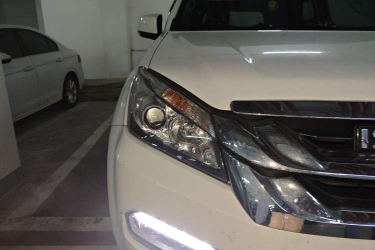 Used Isuzu mu-X 2017 2.5T Two-Wheel Drive Automatic Comfort Touring Version 7 Seats Right Front Headlight