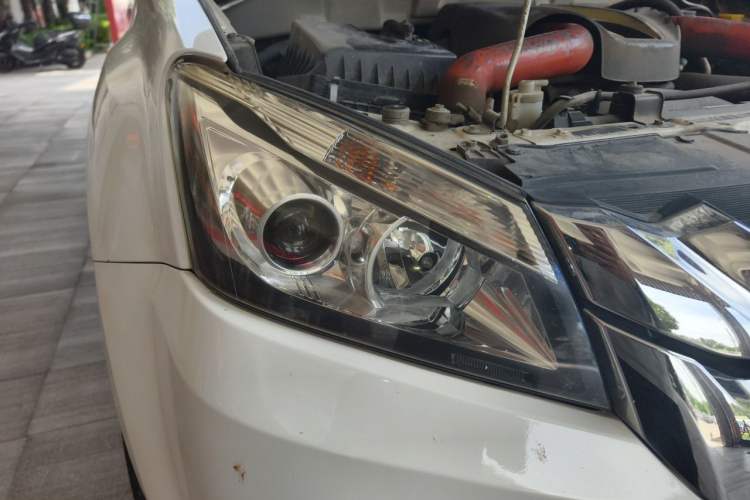 Used Isuzu mu-X 2017 2.5T Two-Wheel Drive Automatic Luxury Edition 5 Seats Right Front Headlight