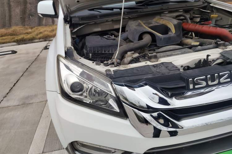 Used Isuzu mu-X 2017 2.5T Two-Wheel Drive Automatic Luxury Edition 5 Seats Right Front Headlight