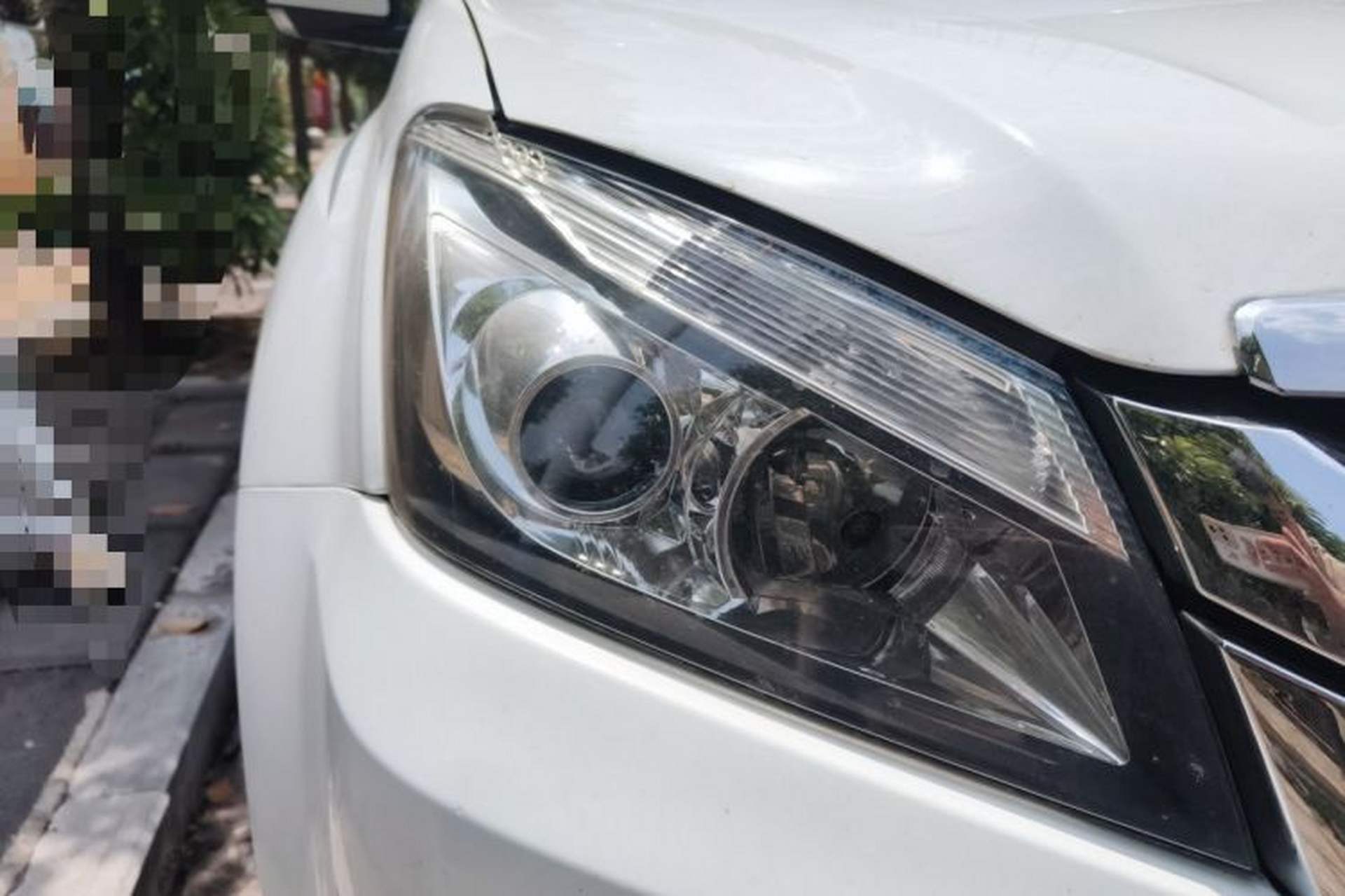 Used Isuzu mu-X 2017 2.5T Two-Wheel Drive Automatic Luxury Edition 5 Seats Right Front Headlight