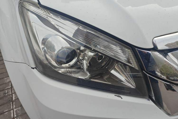 Used Isuzu mu-X 2017 3.0T Four-Wheel Drive Automatic Luxury 7-Seater China V Emission Standard Right Front Headlight