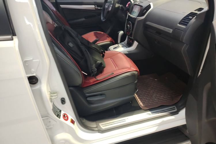 Used Isuzu mu-X 2017 2.5T Four-Wheel Drive Automatic Luxury 7-Seater Right Front Seat