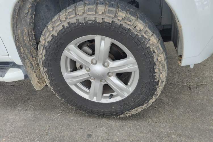 Used Isuzu mu-X 2017 3.0T Two-Wheel Drive Automatic Comfort Edition 7 Seats China V Emission Standard Right Front Wheel Hub