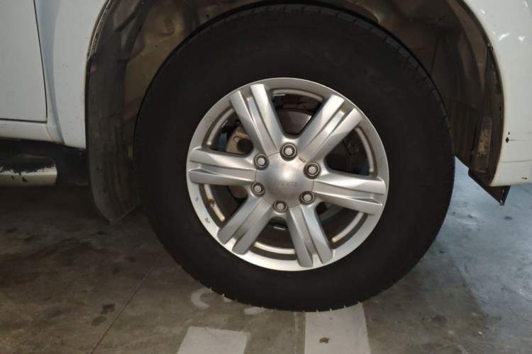 Used Isuzu mu-X 2017 2.5T Two-Wheel Drive Automatic Comfort Touring Version 7 Seats Right Front Wheel Hub