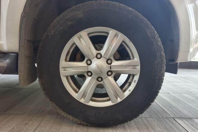 Used Isuzu mu-X 2017 2.5T Two-Wheel Drive Automatic Luxury Edition 5 Seats Right Front Wheel Hub
