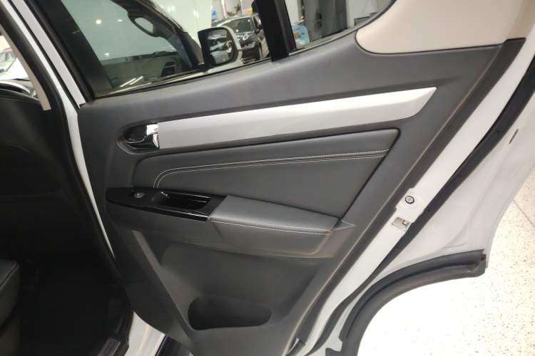Used Isuzu mu-X 2017 2.5T Four-Wheel Drive Automatic Luxury 7-Seater Right Rear Door Interior