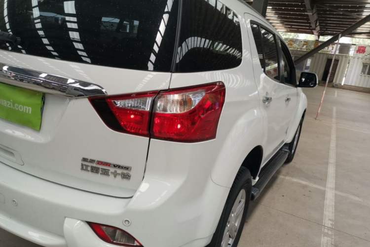 Used Isuzu mu-X 2017 2.5T Two-Wheel Drive Automatic Comfort Touring Version 7 Seats Right Rear Taillight