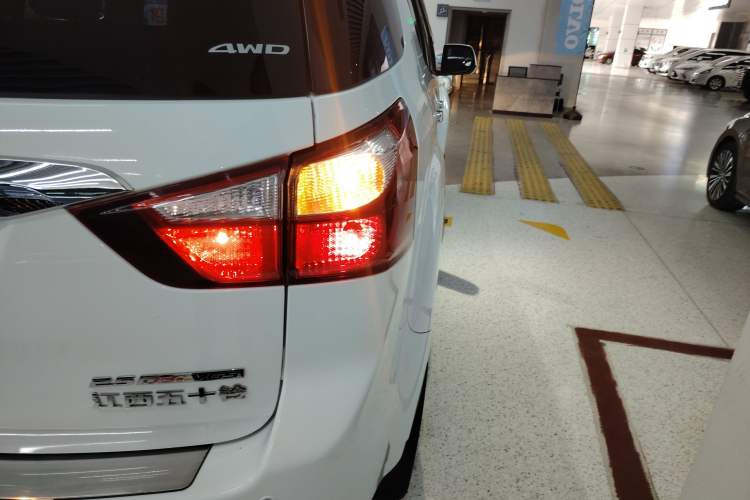 Used Isuzu mu-X 2017 2.5T Four-Wheel Drive Automatic Luxury 7-Seater Right Rear Taillight
