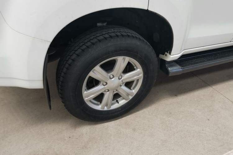 Used Isuzu mu-X 2017 2.5T Two-Wheel Drive Automatic Comfort Touring Version 7 Seats Right Rear Wheel Hub
