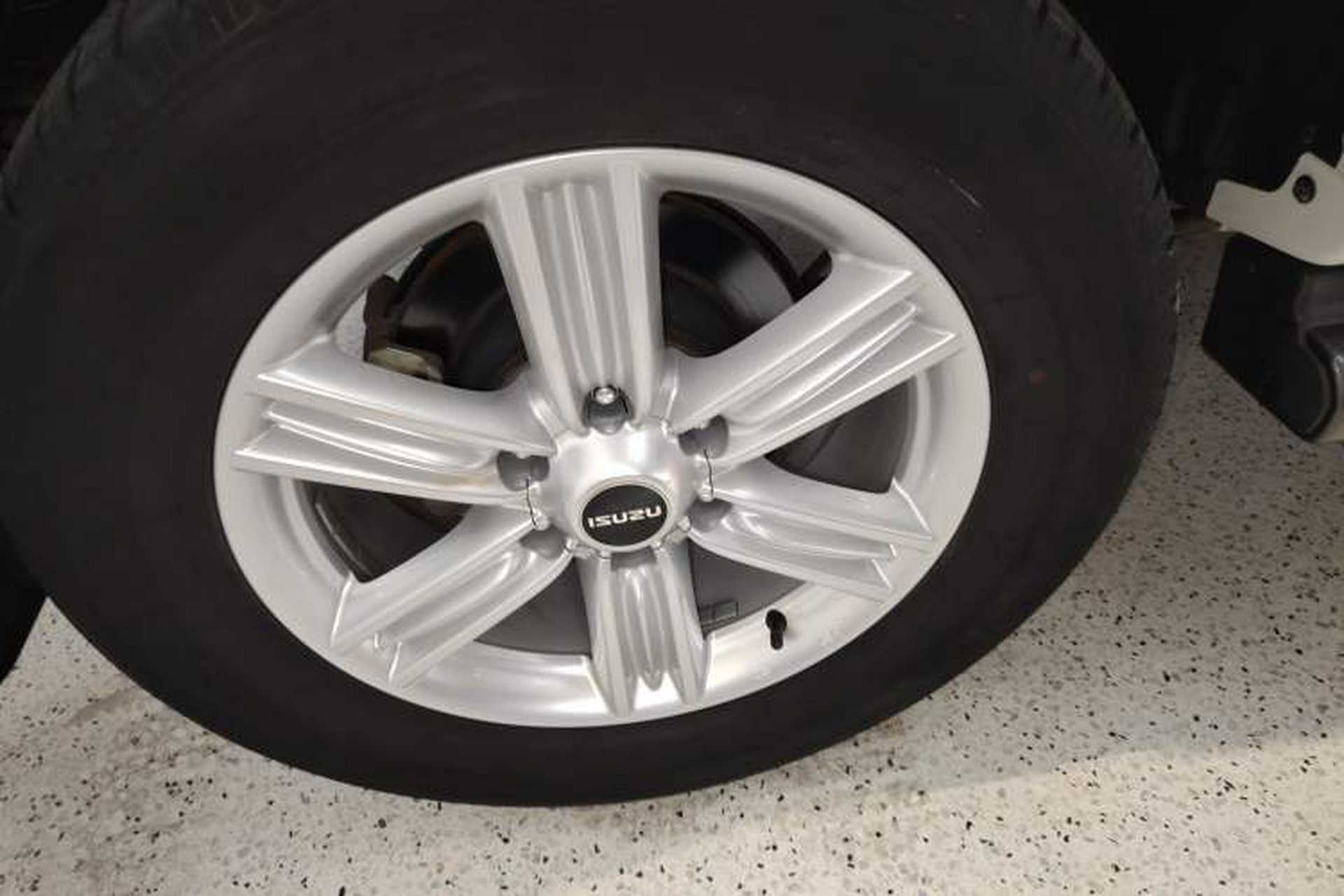 Used Isuzu mu-X 2017 2.5T Four-Wheel Drive Automatic Luxury 7-Seater Right Rear Wheel Hub