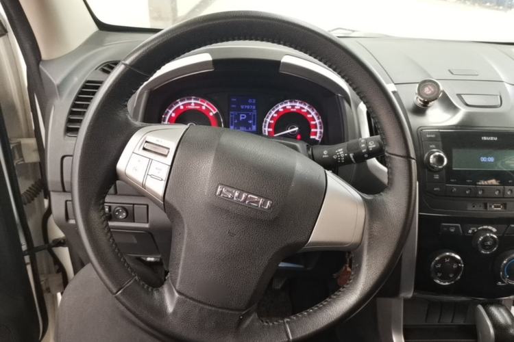 Used Isuzu mu-X 2017 2.5T Two-Wheel Drive Automatic Comfort Touring Version 7 Seats Steering Wheel