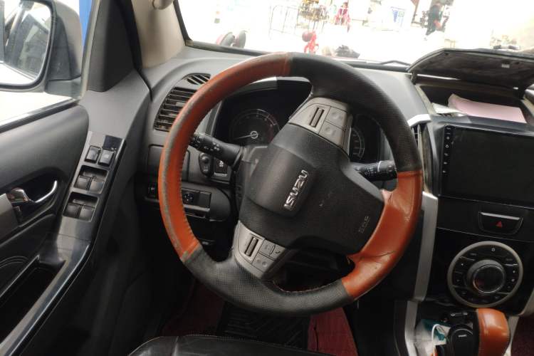 Used Isuzu mu-X 2017 3.0T Four-Wheel Drive Automatic Luxury 7-Seater China IV Standard Steering Wheel