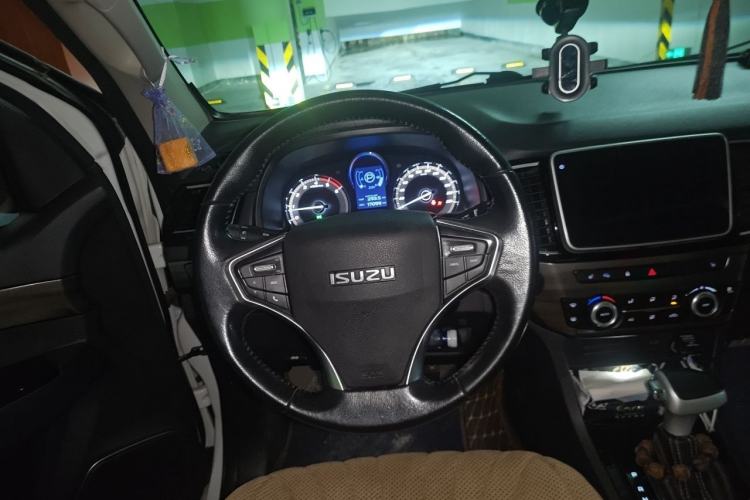 Used Isuzu mu-X 2017 3.0T Four-Wheel Drive Automatic Luxury Edition 5 Seats China V Emission Standard Steering Wheel