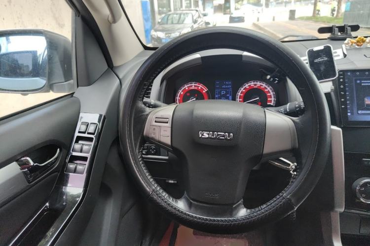Used Isuzu mu-X 2017 3.0T Two-Wheel Drive Automatic Comfort Edition 7 Seats China V Emission Standard Steering Wheel