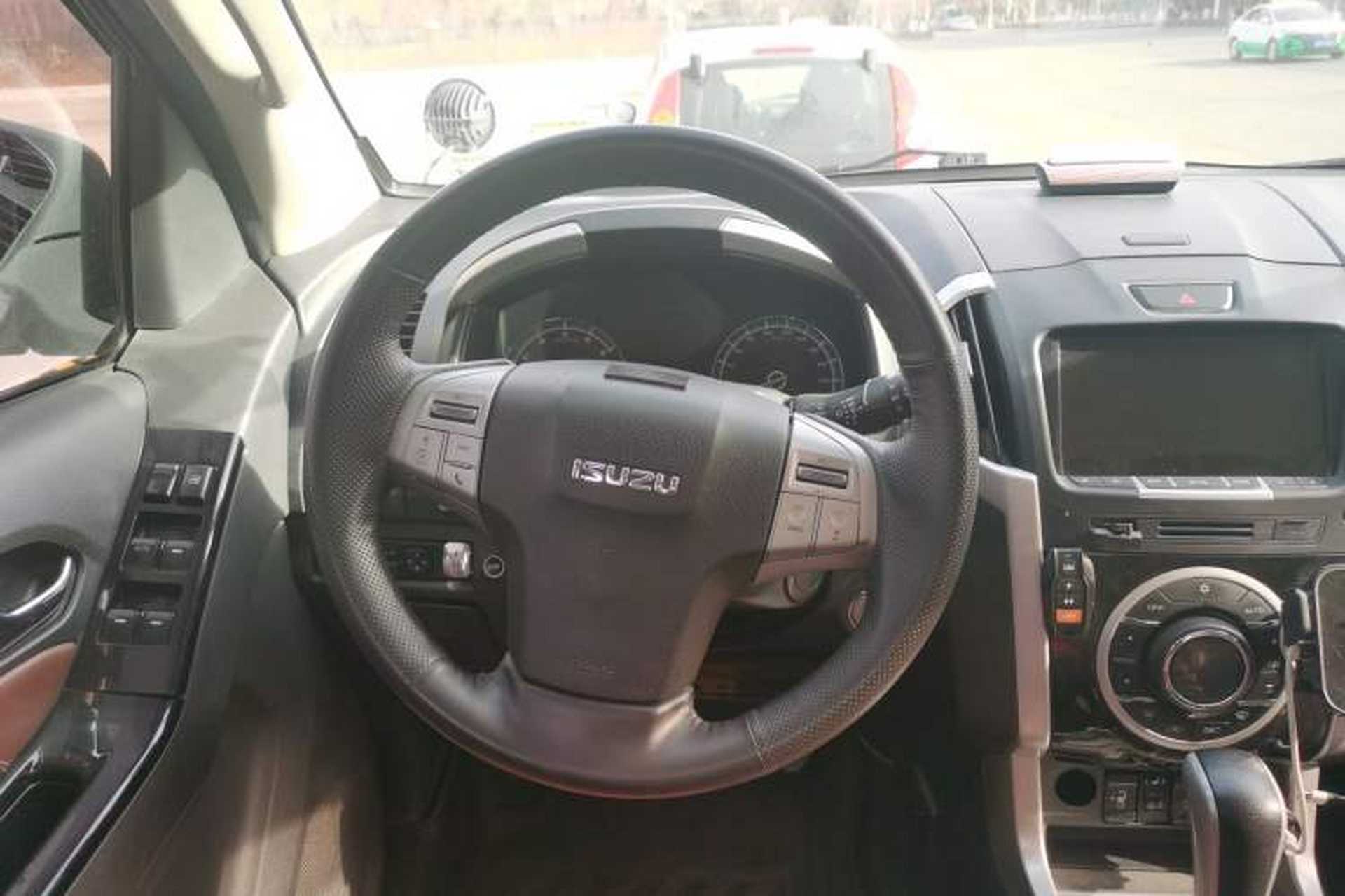 Used Isuzu mu-X 2017 3.0T Four-Wheel Drive Automatic Luxury Edition 5 Seats China IV Standard Steering Wheel