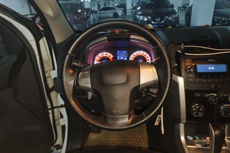 Used Isuzu mu-X 2017 2.5T Two-Wheel Drive Automatic Comfort Touring Version 7 Seats Steering Wheel