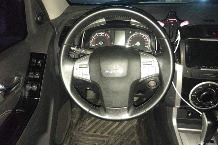 Used Isuzu mu-X 2017 3.0T Four-Wheel Drive Automatic Luxury 7-Seater China V Emission Standard Steering Wheel