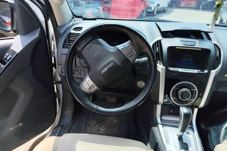 Used Isuzu mu-X 2017 2.5T Four-Wheel Drive Automatic Luxury Edition 5 Seats Steering Wheel