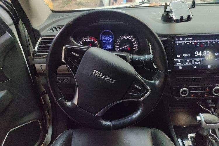 Used Isuzu mu-X 2017 3.0T Four-Wheel Drive Automatic Luxury Edition 5 Seats China V Emission Standard Steering Wheel