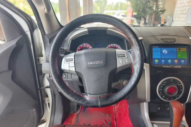 Used Isuzu mu-X 2017 2.5T Two-Wheel Drive Automatic Luxury Edition 5 Seats Steering Wheel