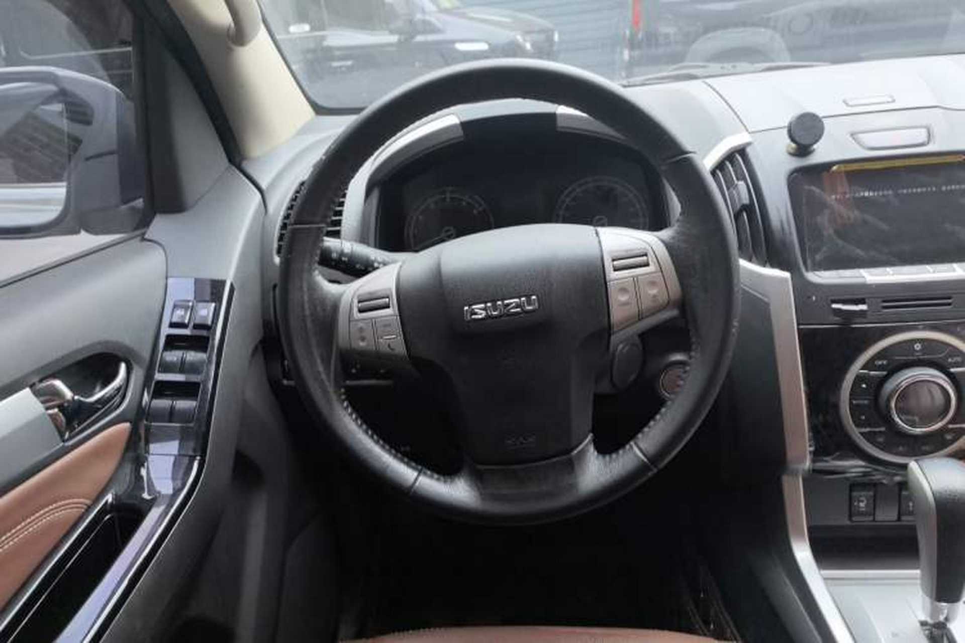 Used Isuzu mu-X 2017 3.0T Four-Wheel Drive Automatic Luxury 7-Seater China V Emission Standard Steering Wheel