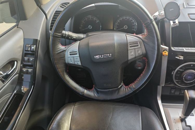 Used Isuzu mu-X 2017 3.0T Four-Wheel Drive Automatic Luxury 7-Seater China IV Standard Steering Wheel