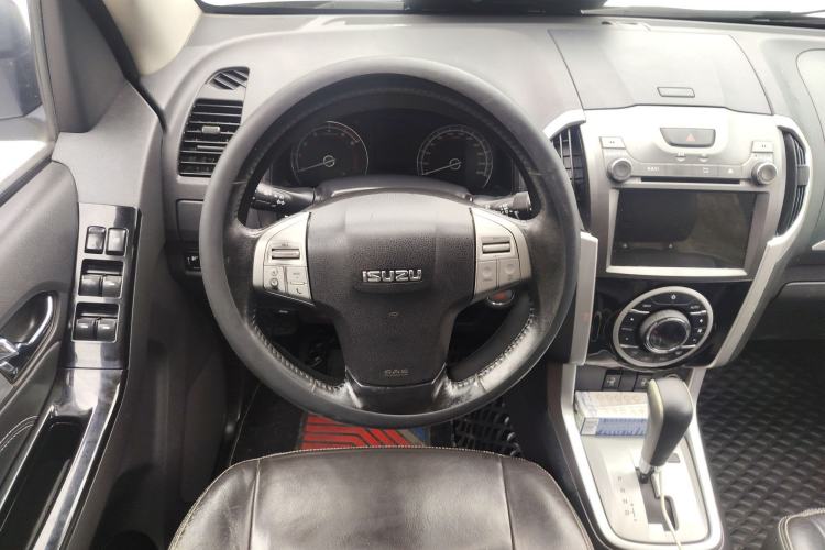 Used Isuzu mu-X 2017 2.5T Two-Wheel Drive Automatic Luxury Edition 5 Seats Steering Wheel