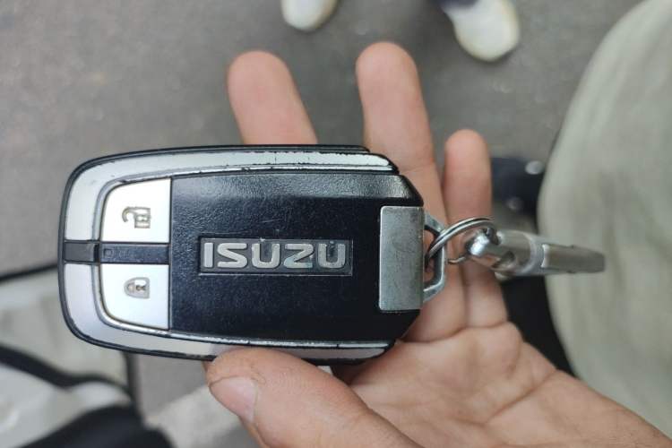Used Isuzu mu-X 2017 3.0T Four-Wheel Drive Automatic Luxury Edition 5 Seats China V Emission Standard Vehicle Key
