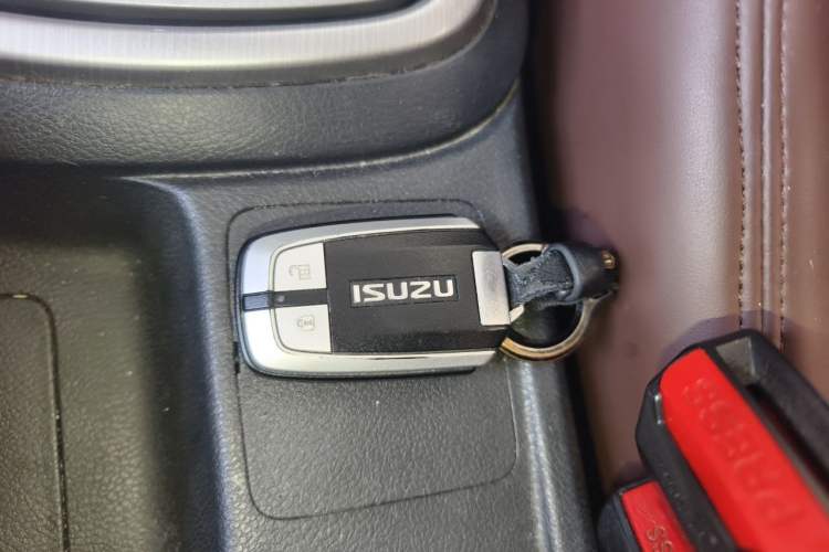 Used Isuzu mu-X 2017 2.5T Two-Wheel Drive Automatic Luxury Edition 5 Seats Vehicle Key