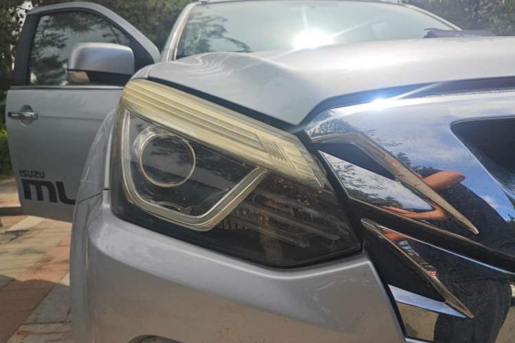 Used Isuzu mu-X 2018 1.9T Diesel Automatic 4x4 Jingyue Edition 5 Seats Right Front Headlight