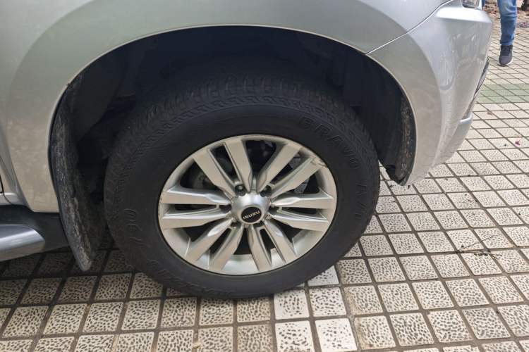 Used Isuzu mu-X 2018 1.9T Diesel Automatic 2WD Kinetix Edition 5 Seats Right Front Wheel Hub