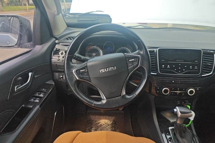 Used Isuzu mu-X 2018 1.9T Diesel Automatic 4x4 Jingyue Edition 5 Seats Steering Wheel