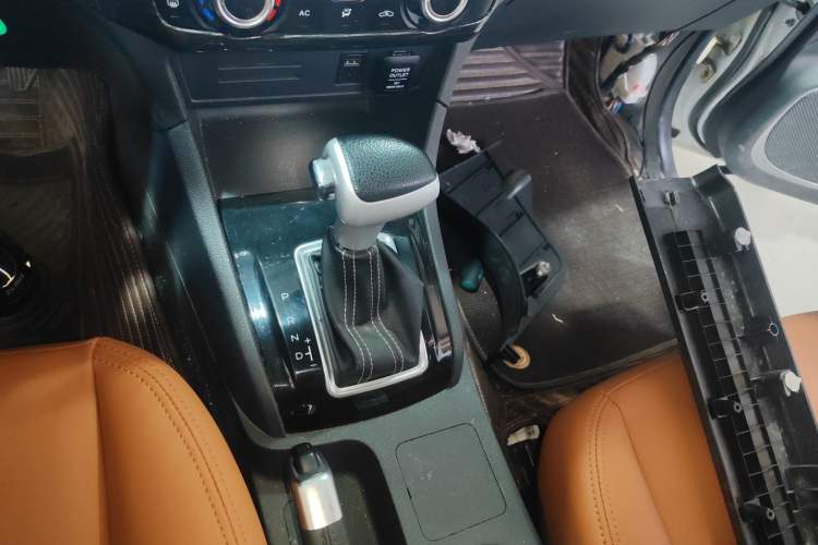 Used Isuzu mu-X 2018 1.9T Automatic Two-Wheel Drive Jingyue Edition 5 Seats Gear Lever